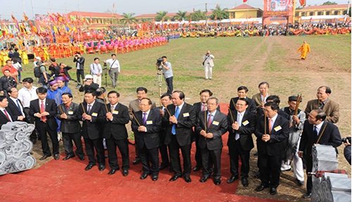 Lãnh đạo các Bộ, ngành Trung ương, lãnh đạo tỉnh Hà Nam dâng hương tại Lễ hội Tịch điền